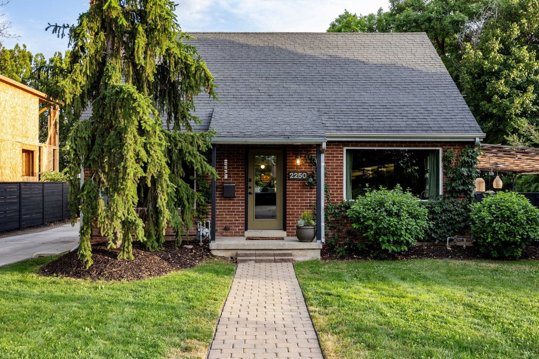  Spacious Millcreek Bungalow with Expansive Backyard & 2-Car Garage - 物件實景