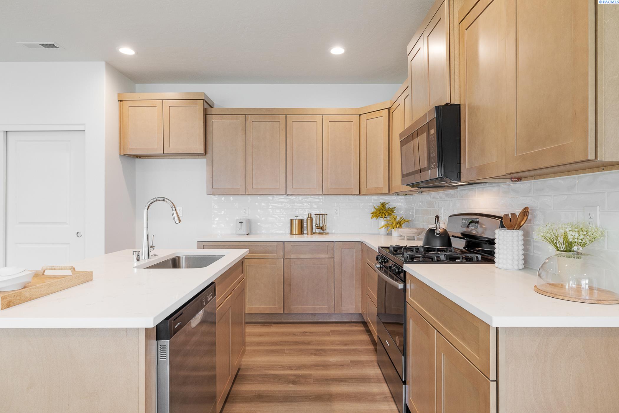 Kennewick, Washington, 99337, United States, 7 Bedrooms Bedrooms, ,Residential,For Sale,1794567