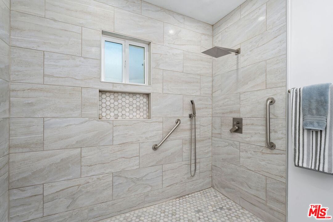 Santa Monica, California, 90405, United States, 2 Bedrooms Bedrooms, ,1 BathroomBathrooms,Residential,For Sale,1988131