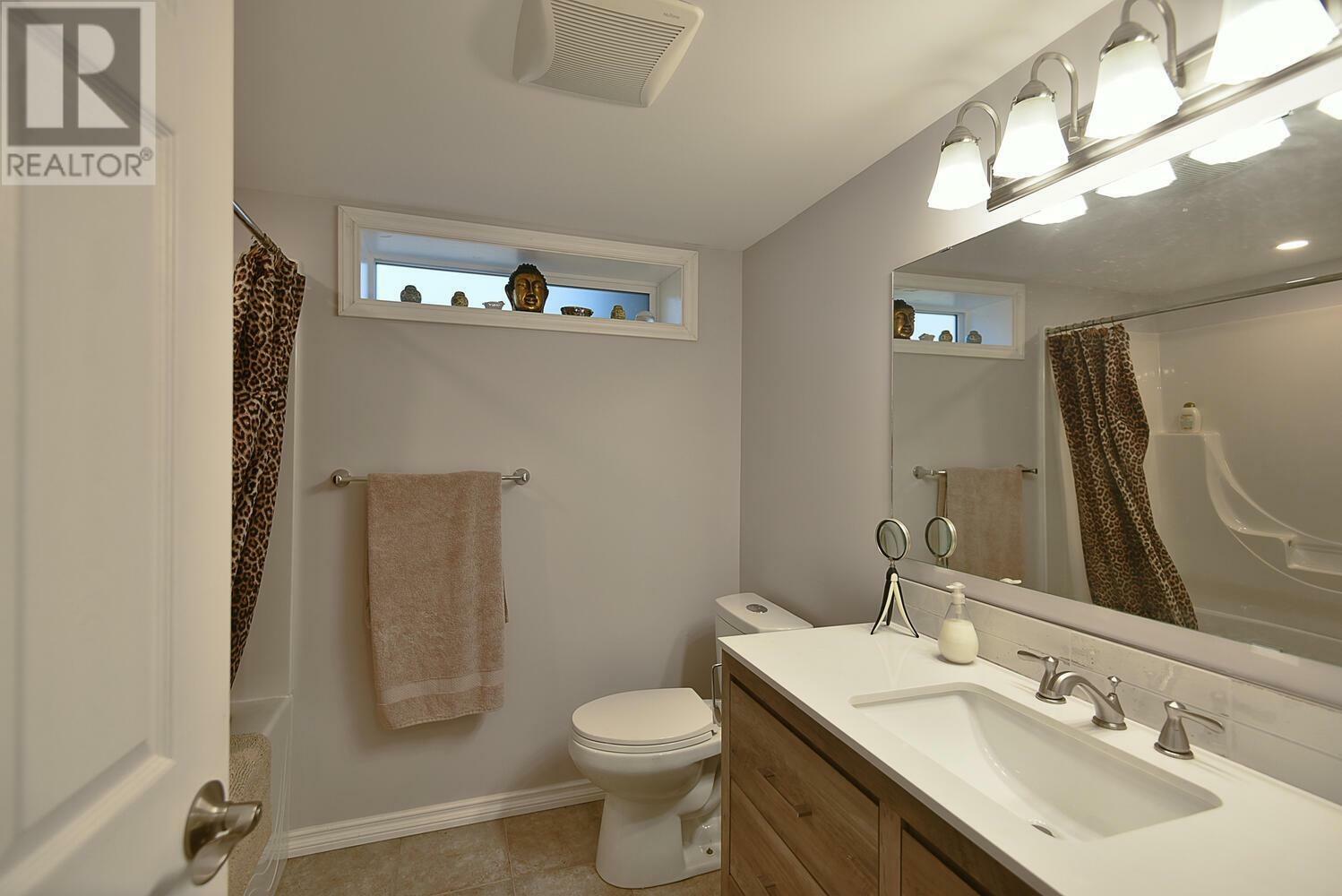 MADEIRA PARK, British Columbia, V0N 2H1, CA, 3 Bedrooms Bedrooms, ,3 BathroomsBathrooms,Residential,For Sale,1837526