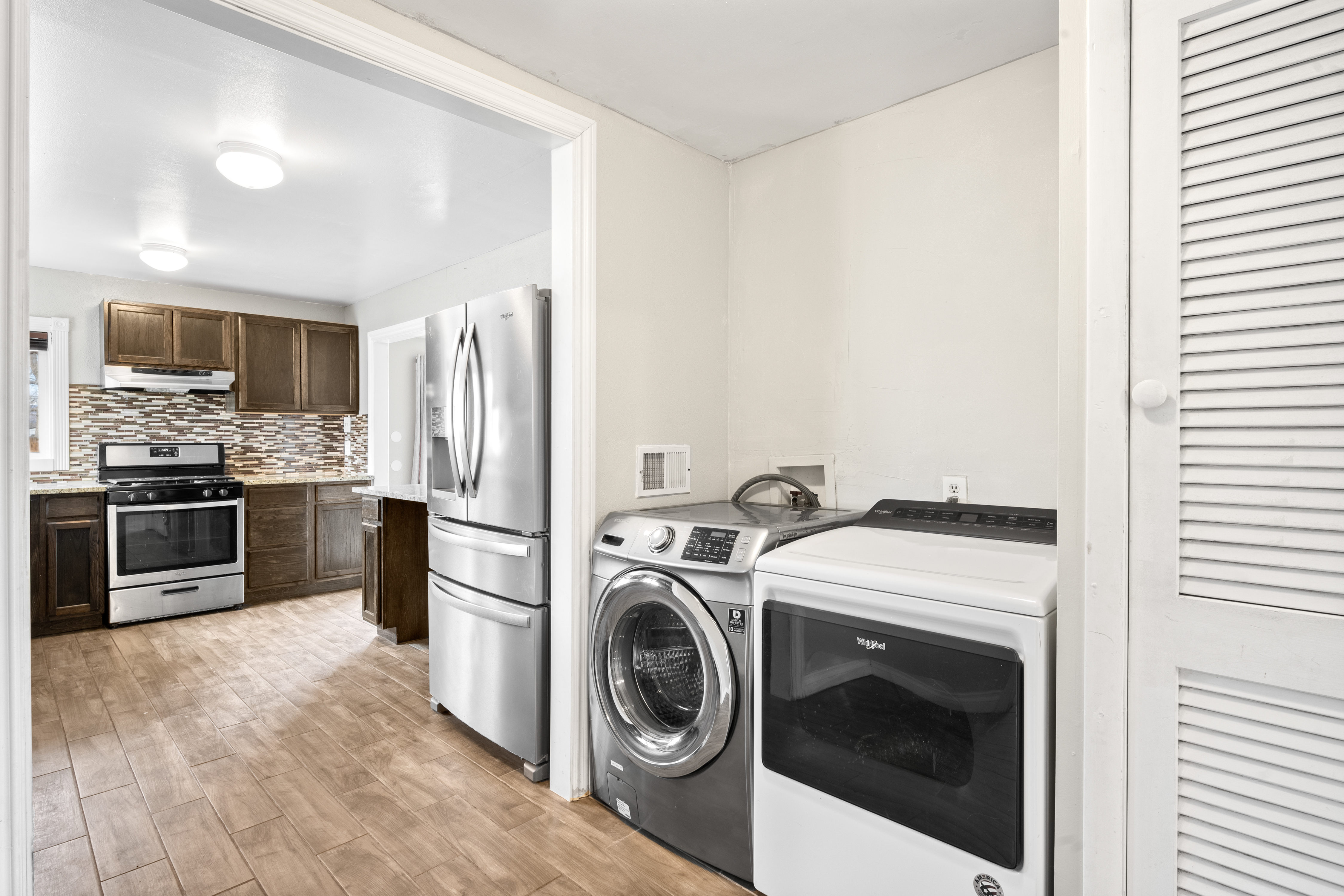  5 Bedroom Home Just Steps From Huston Lake Park - 物件實景