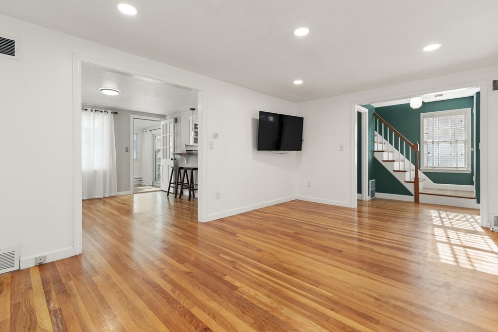 Norwood, Massachusetts, 02062, United States, 3 Bedrooms Bedrooms, ,1 BathroomBathrooms,Residential,For Sale,1987874