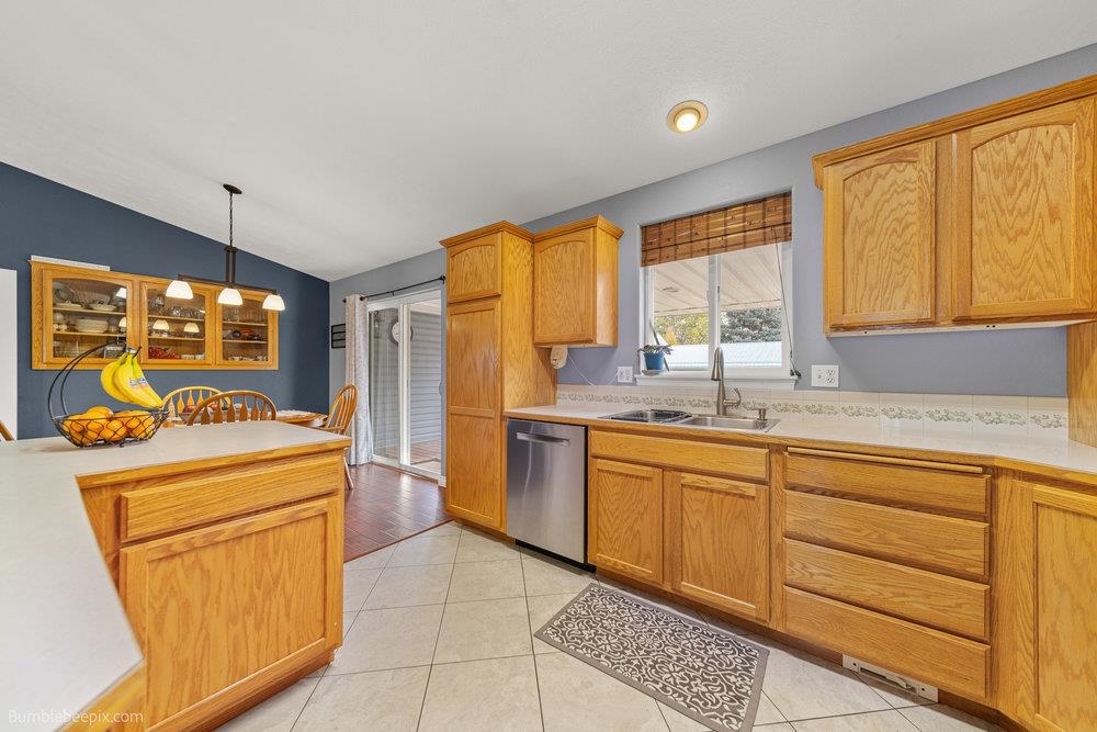 Newman Lake, Washington, 99025, United States, 4 Bedrooms Bedrooms, ,2 BathroomsBathrooms,Residential,For Sale,1987329