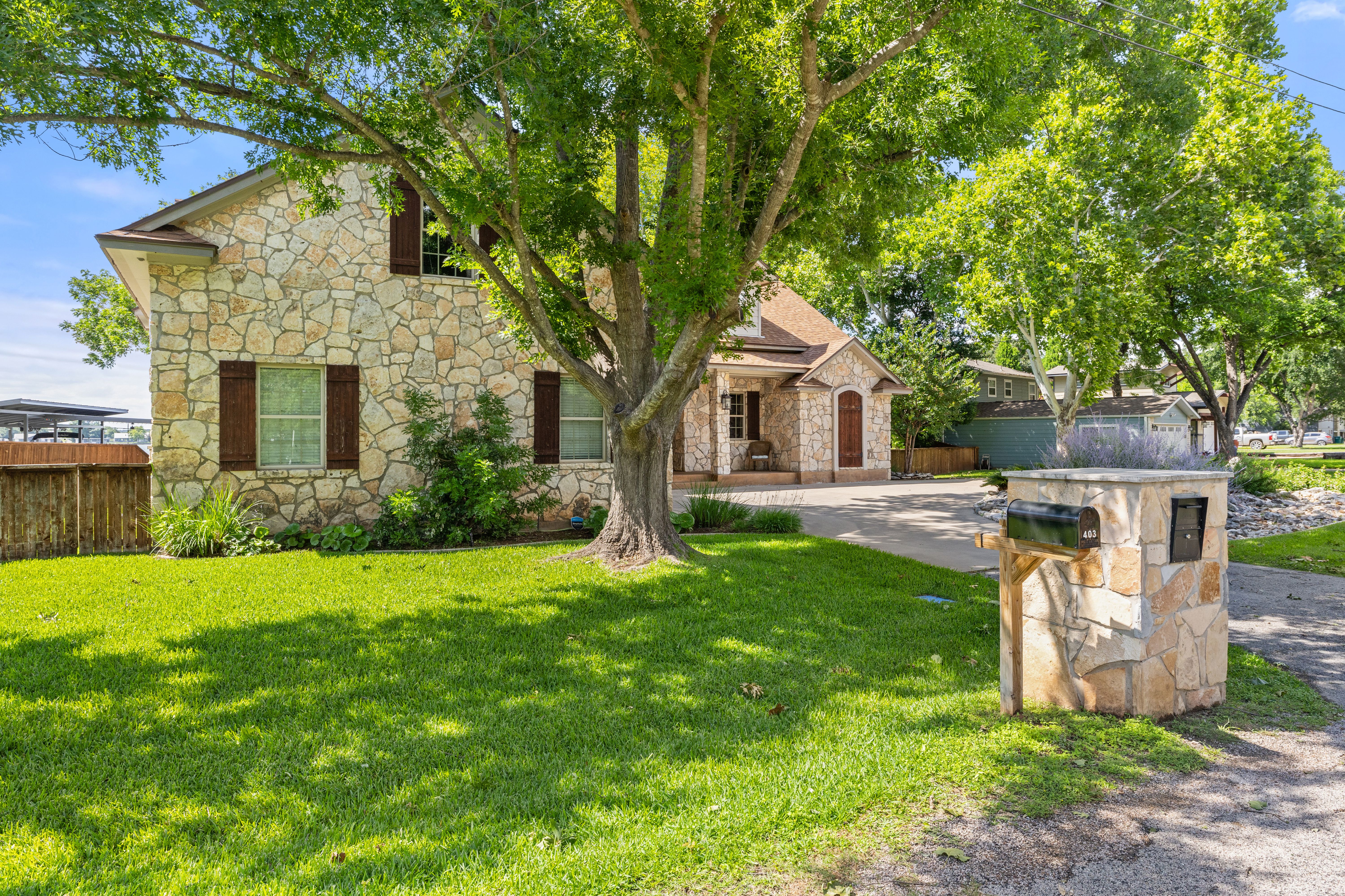  402 S. Shorewood Dr on Lake LBJ - 物件實景
