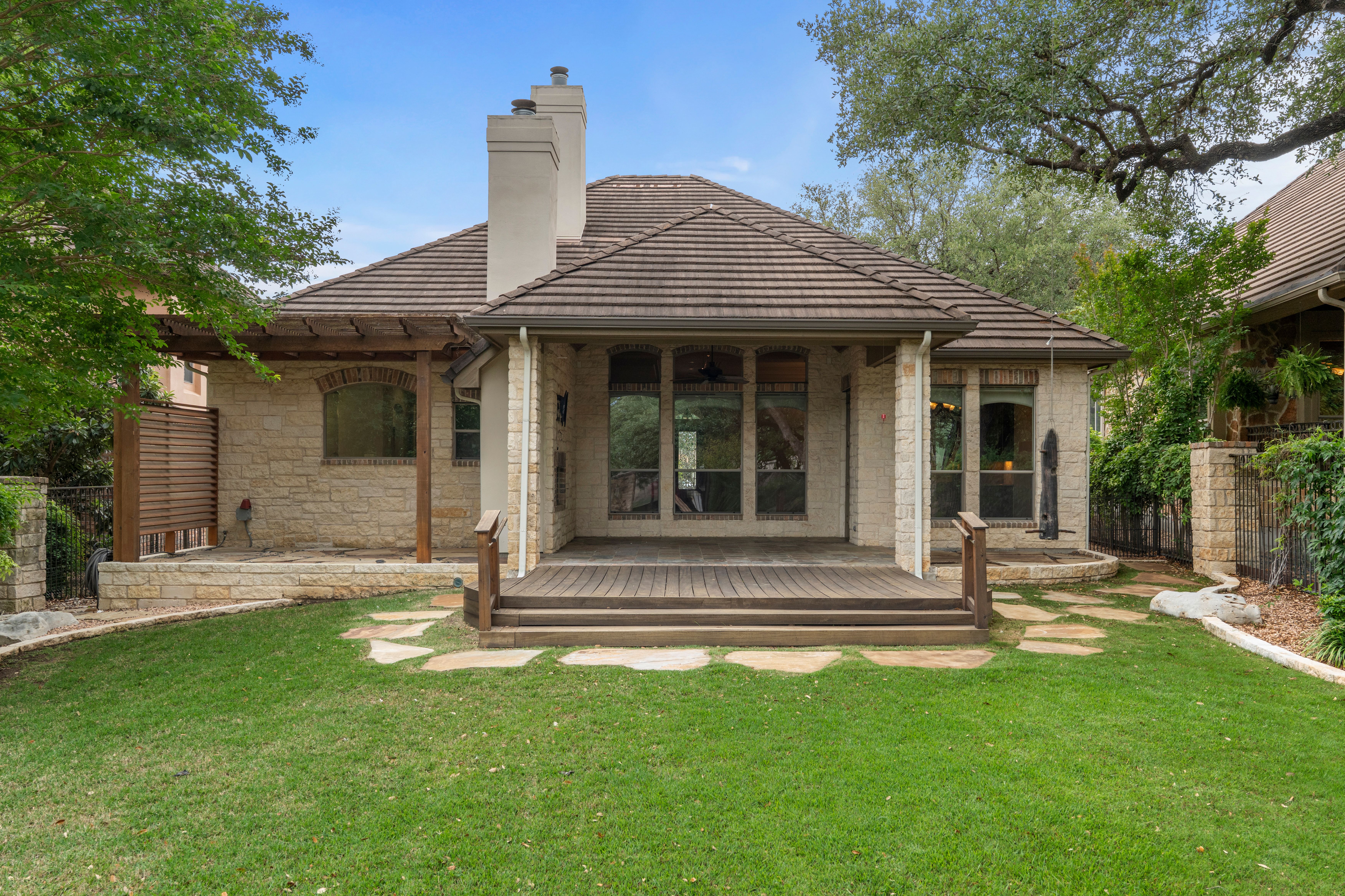  Stunning Single-Story Retreat on Greenbelt - 物件實景