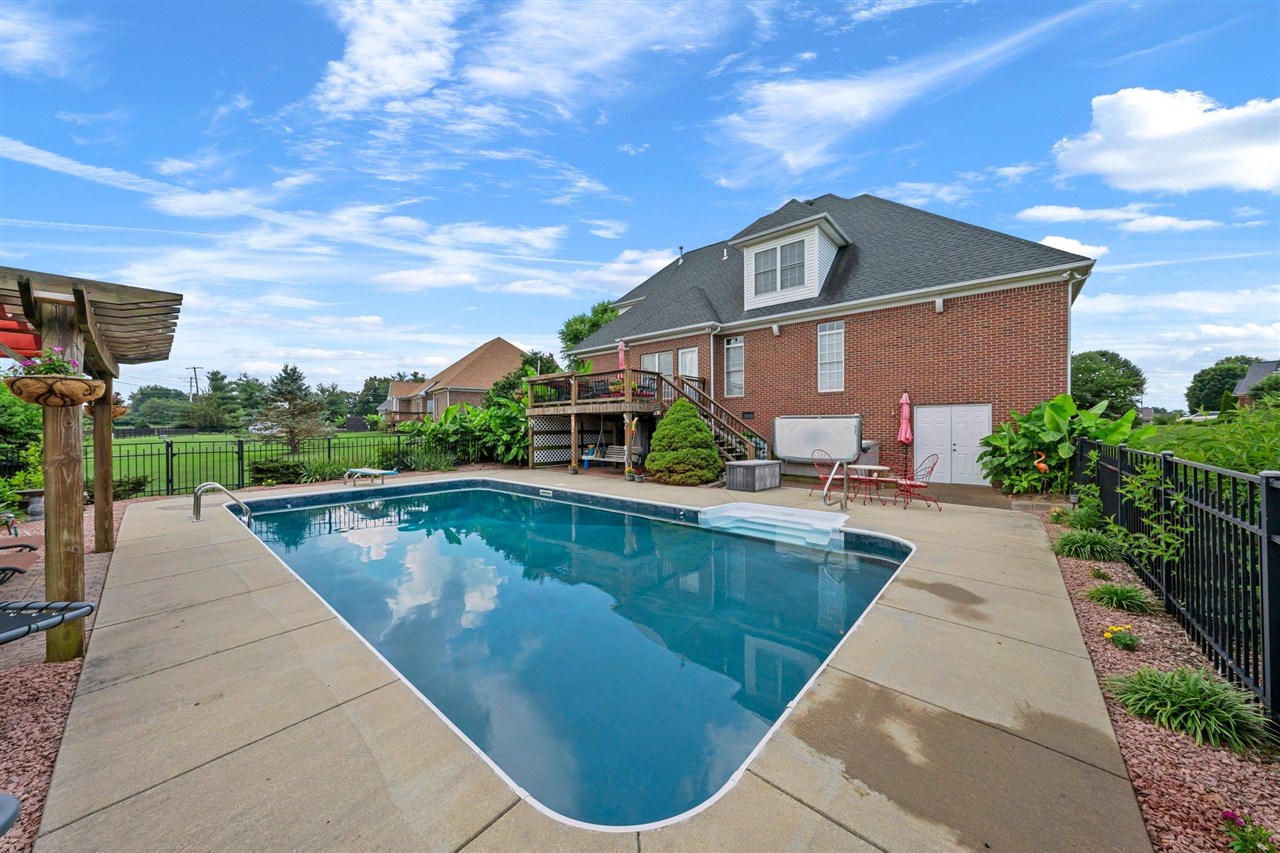 Bowling Green, Kentucky, 42104, United States, 6 Bedrooms Bedrooms, ,4 BathroomsBathrooms,Residential,For Sale,1882789