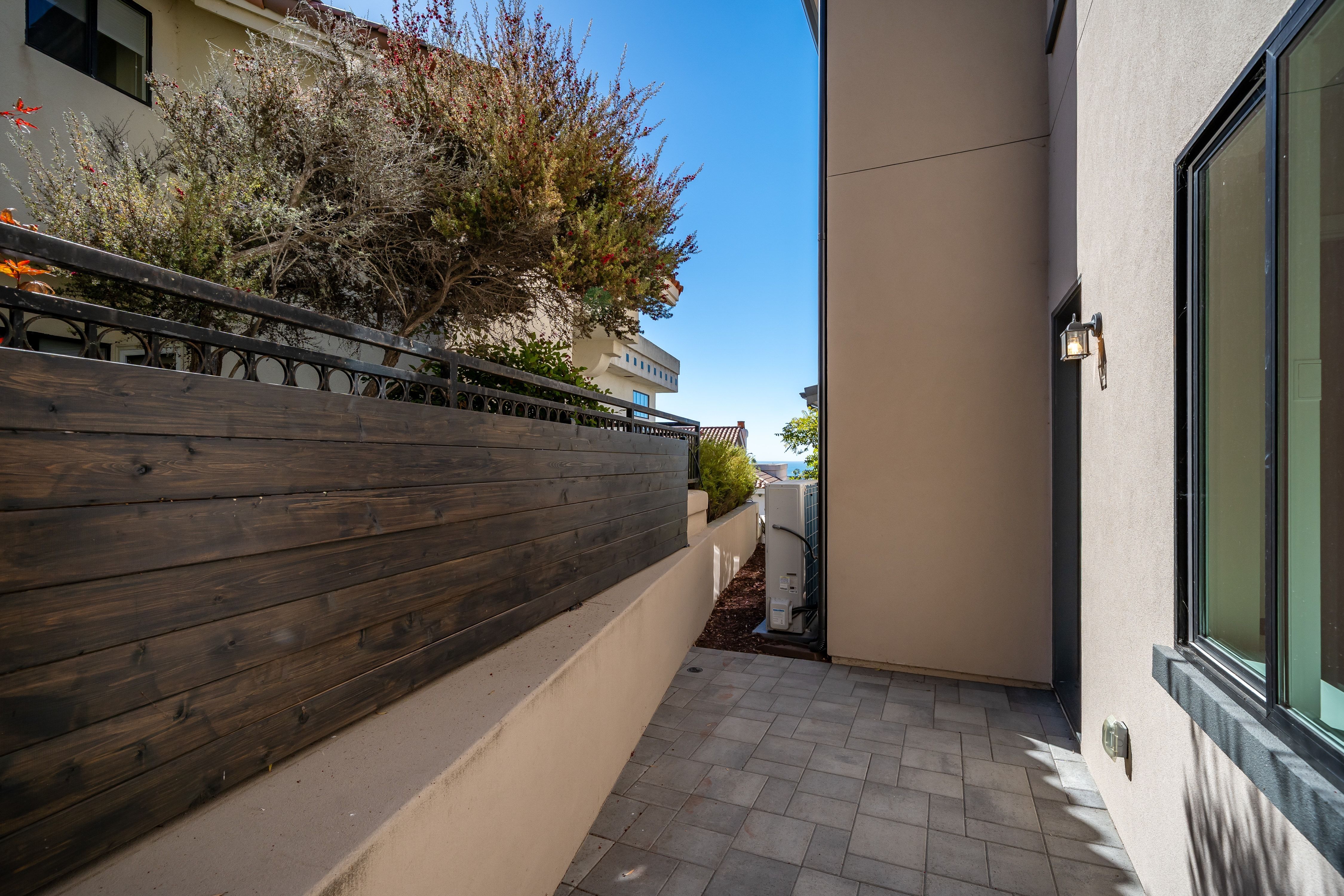  Perched in the Gated Enclave of Barcelona View Estates - 物件實景