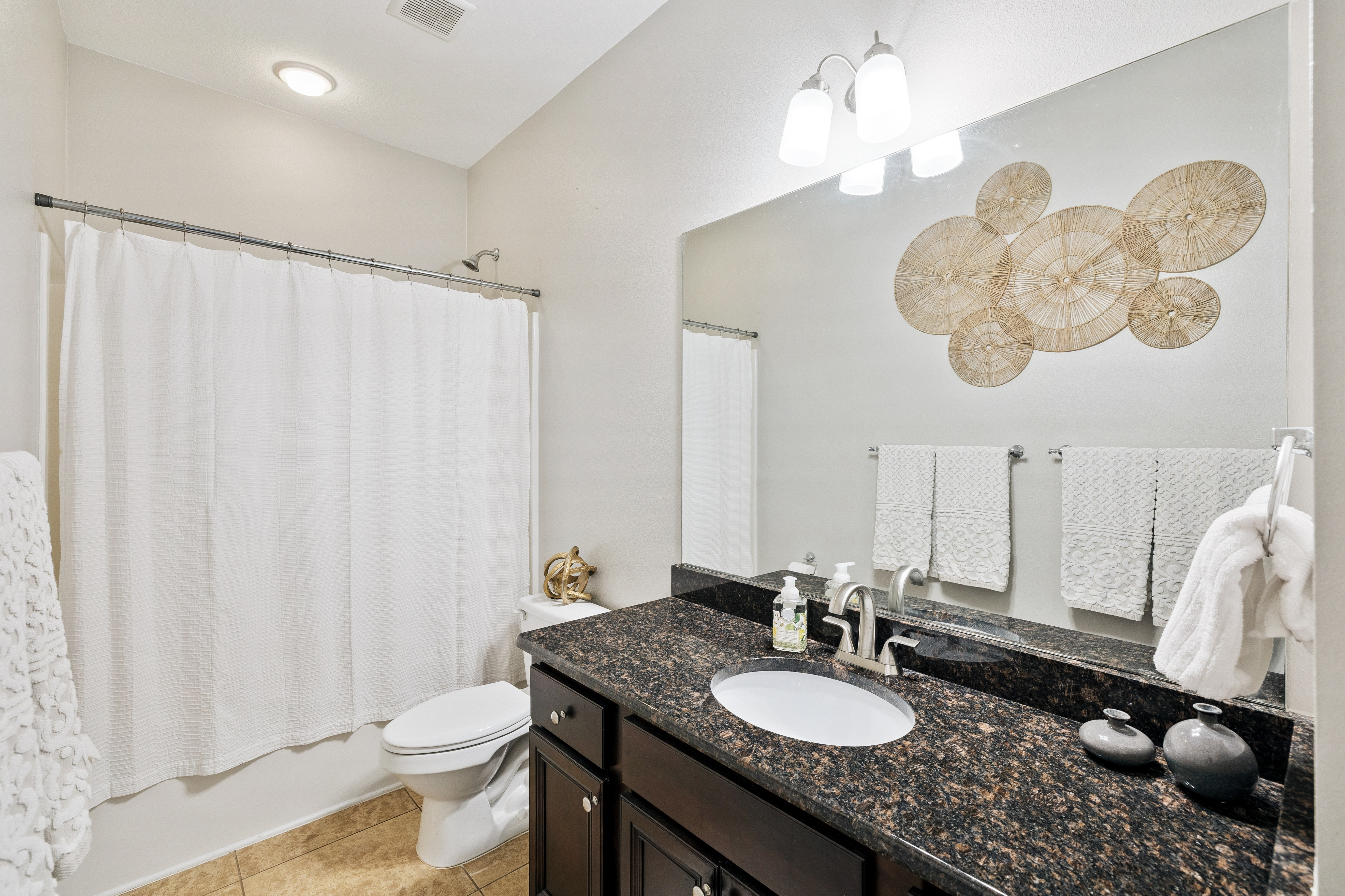  Immaculate, Spacious Single-Level Living Home with Screened Outdoor Living - 物件實景