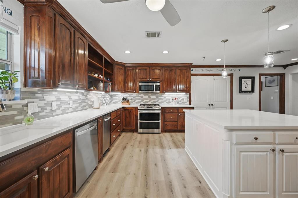 Cleburne, Texas, 76031, United States, 4 Bedrooms Bedrooms, ,4 BathroomsBathrooms,Residential,For Sale,1827195