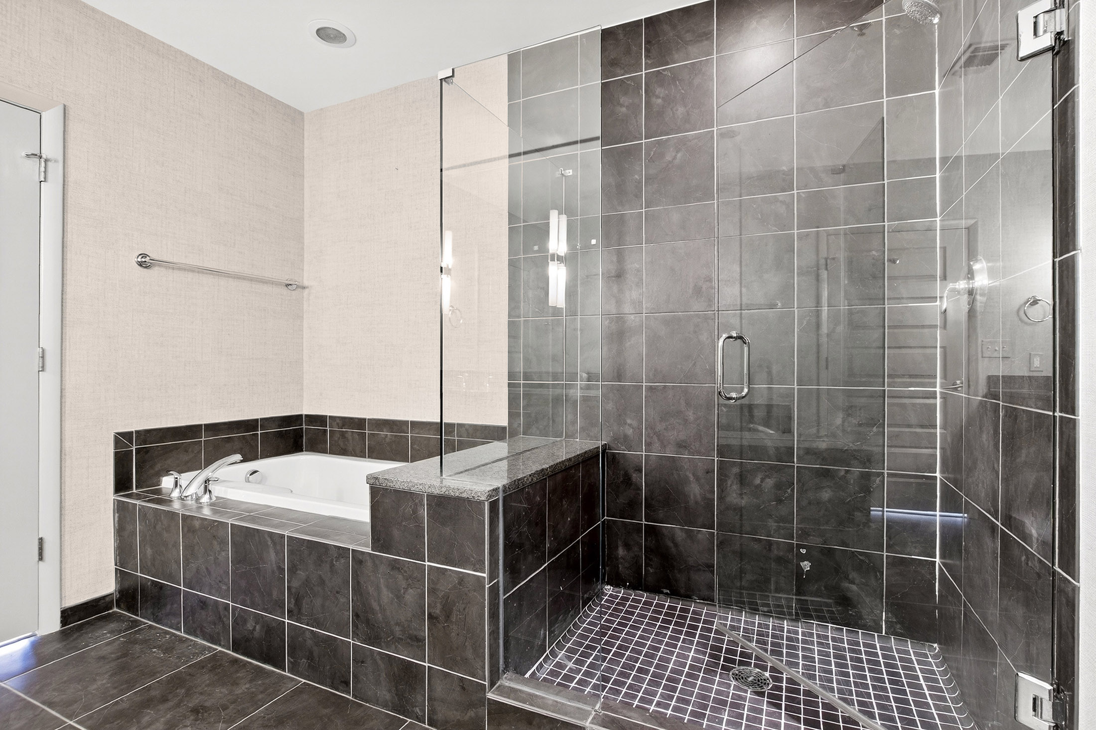 Iconic Intown Living at 1010 Midtown - 物件實景