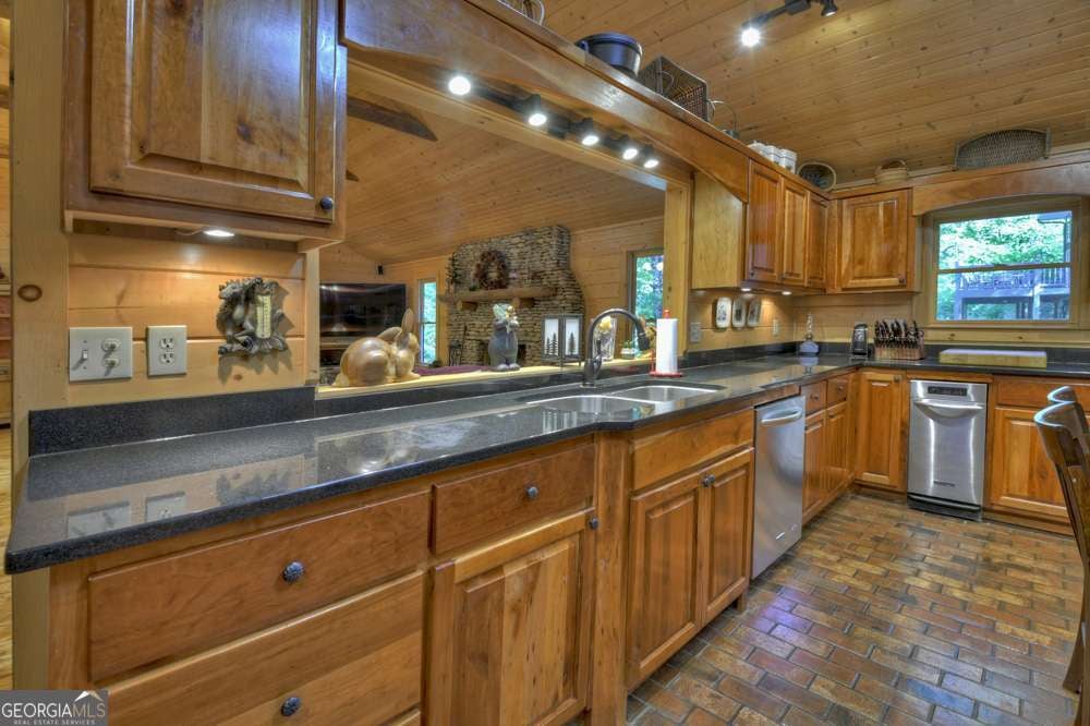 Blue Ridge, Georgia, 30513, United States, 4 Bedrooms Bedrooms, ,3 BathroomsBathrooms,Residential,For Sale,1858936