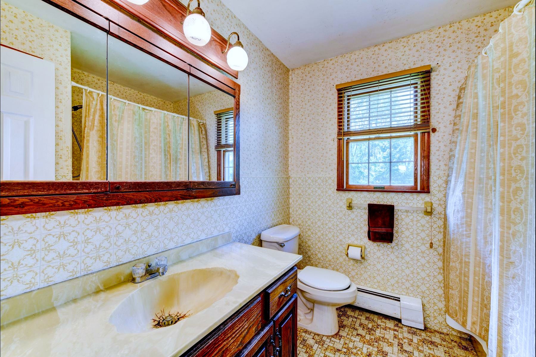  ?Glenwood? Neighborhood Colonial Offers Privacy and Flexibility - 物件實景