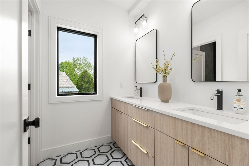 Newton, Massachusetts, 02458, United States, 4 Bedrooms Bedrooms, ,4 BathroomsBathrooms,Residential,For Sale,1865713