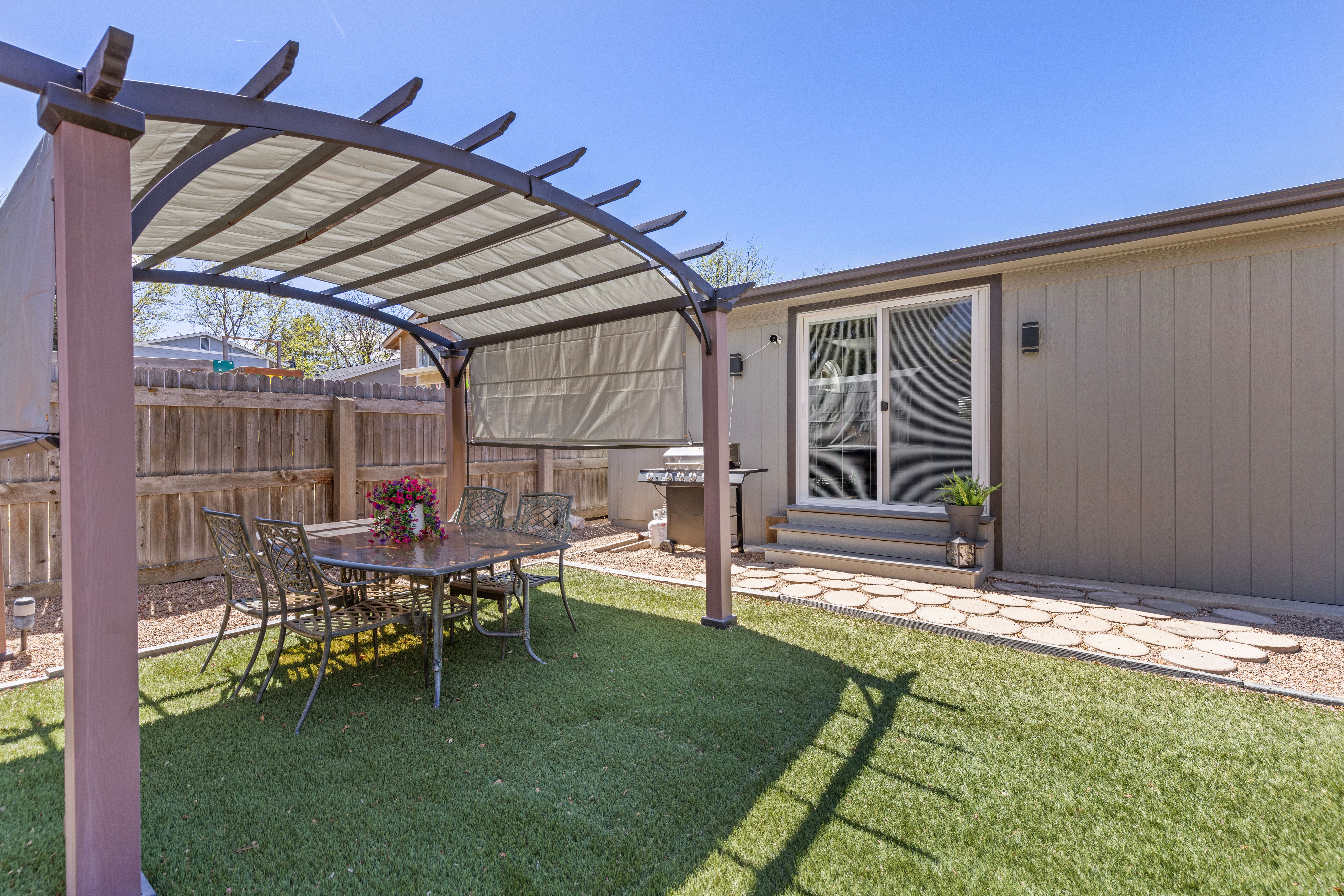  Beautifully Renovated Ranch Home for Multigeneration Living with Two Kitchens - 物件實景