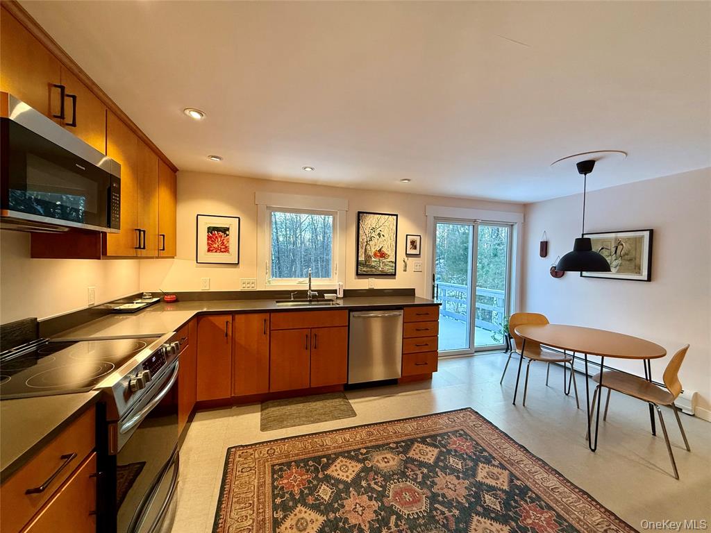 Staatsburg, New York, 12580, United States, 4 Bedrooms Bedrooms, ,3 BathroomsBathrooms,Residential,For Sale,2005634