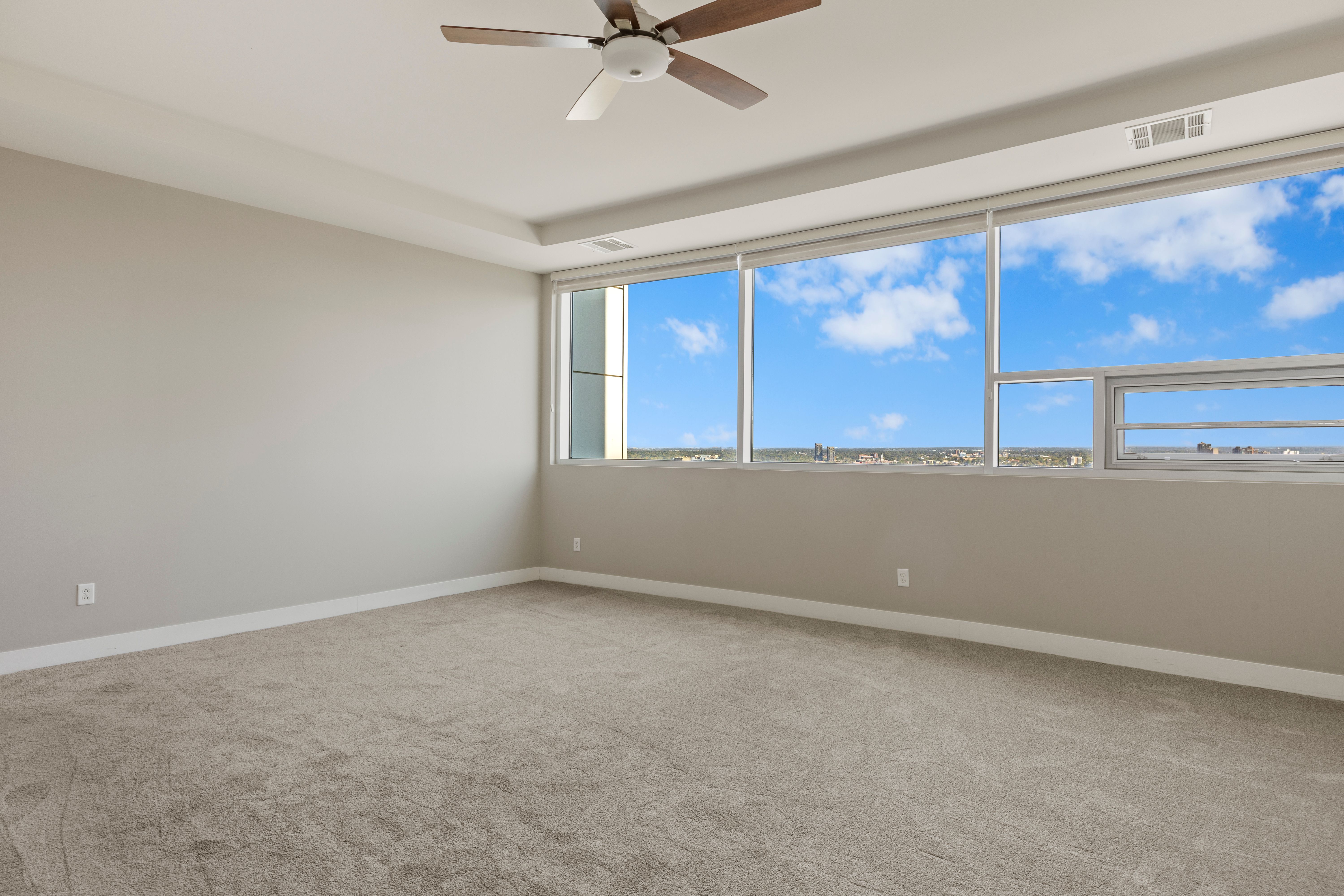  Over 1000 Feet of Private Terrace Throughout This Penthouse - 物件實景