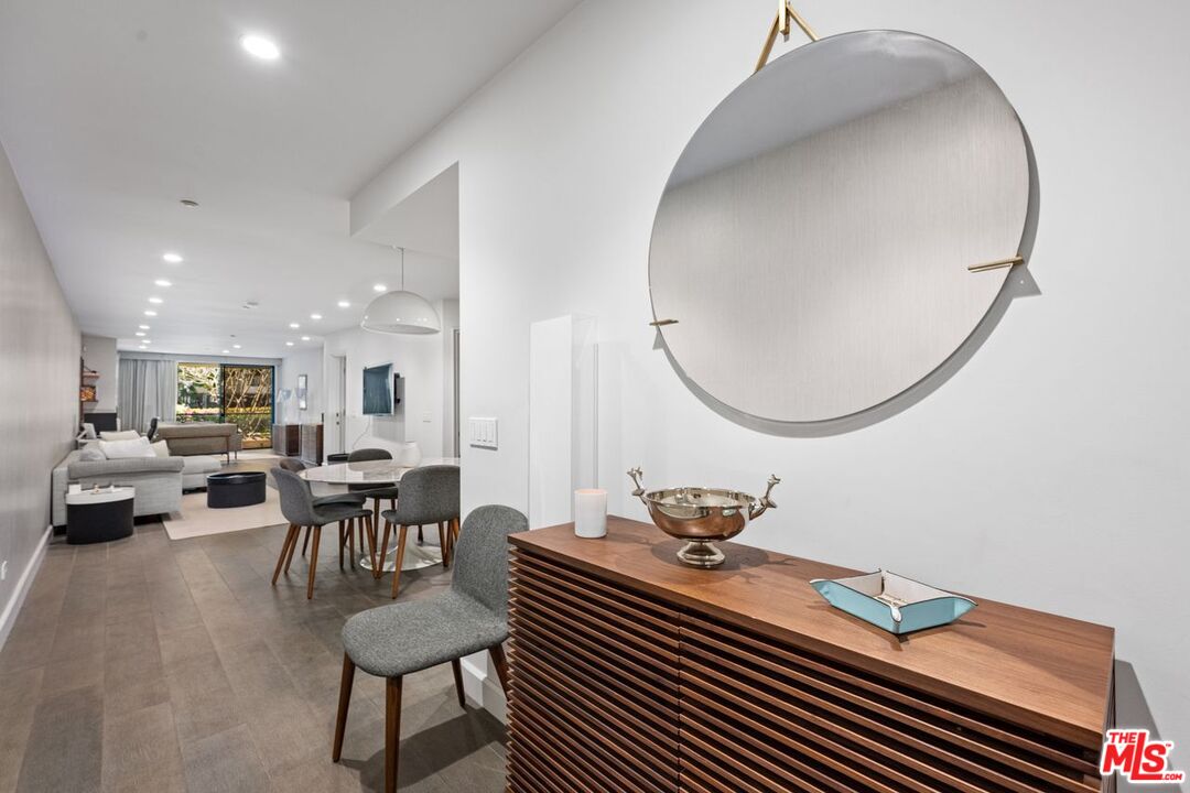 Santa Monica, California, 90402, United States, 2 Bedrooms Bedrooms, ,2 BathroomsBathrooms,Residential,For Sale,1901318