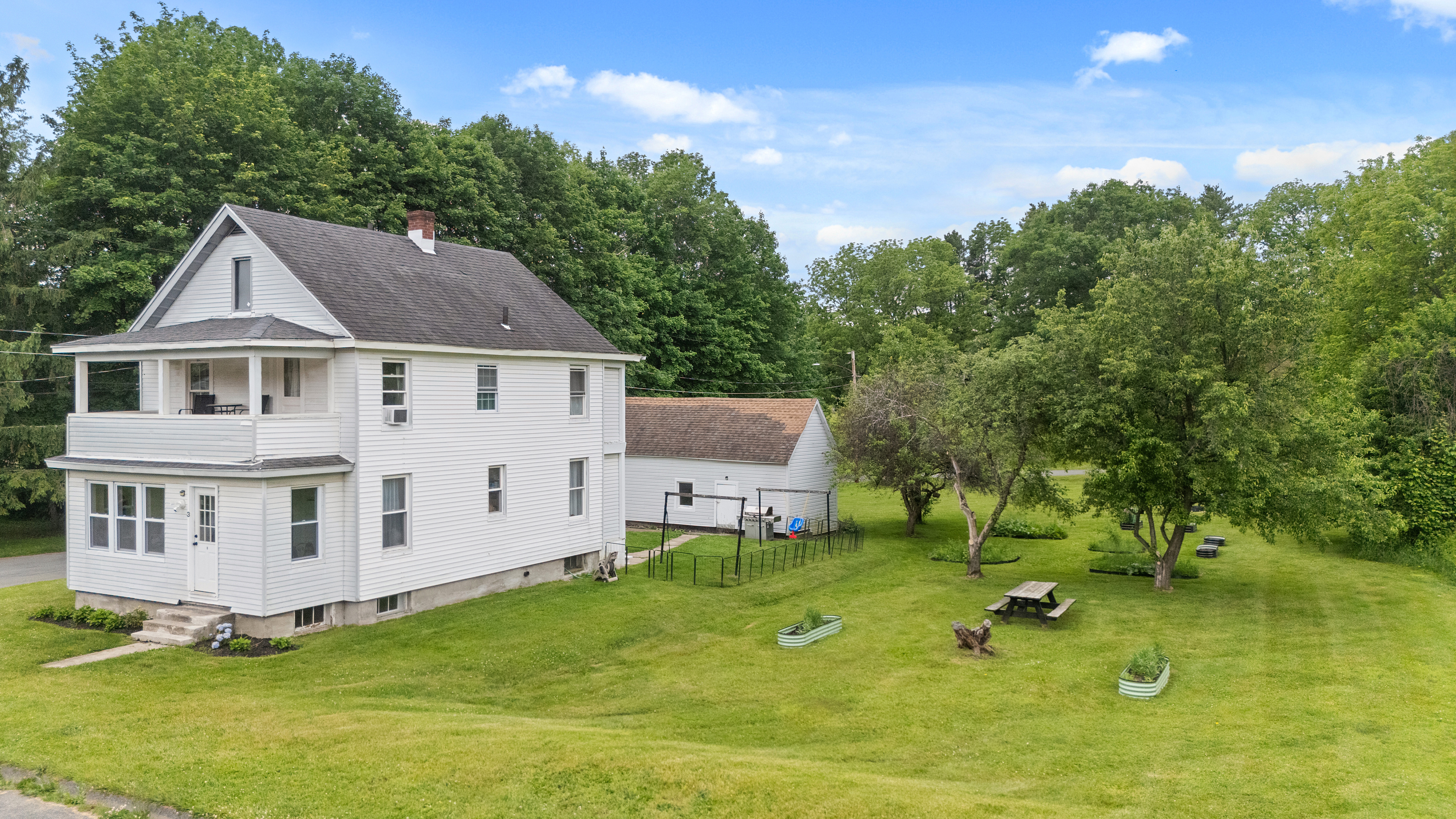  Classic New England Farmhouse with Exceptional Yard - 物件實景