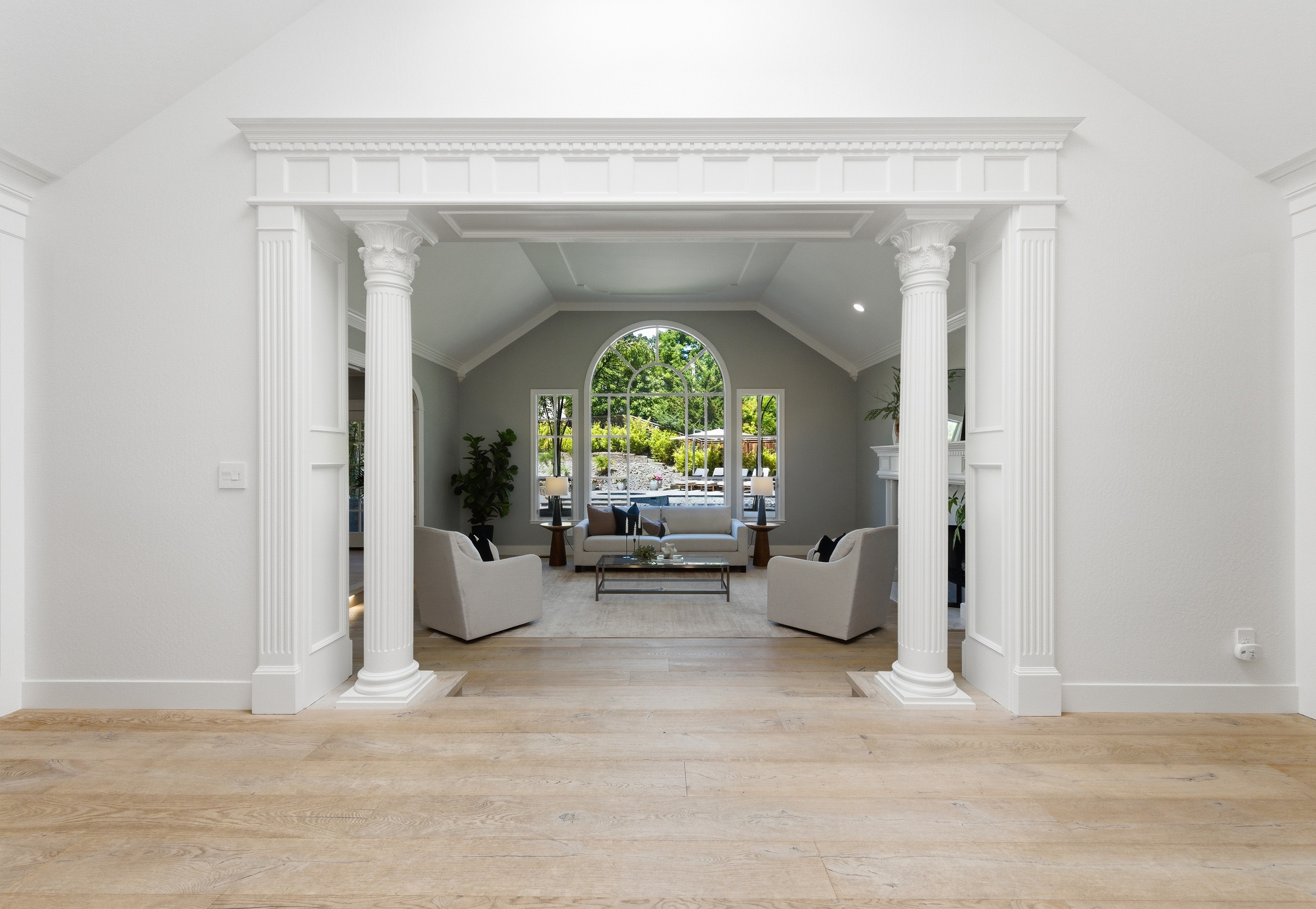  Timeless Transitional Estate with Resort-Style Backyard - 物件實景