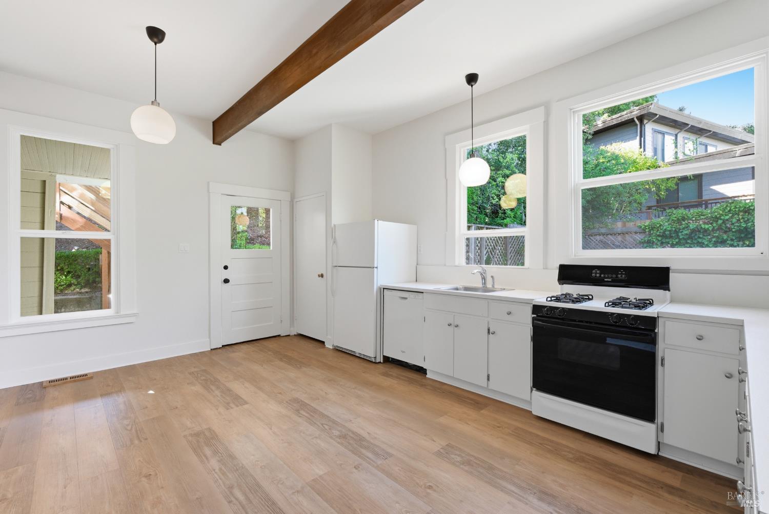 Corte Madera, California, 94925, United States, 6 Bedrooms Bedrooms, ,3 BathroomsBathrooms,Residential,For Sale,1986479