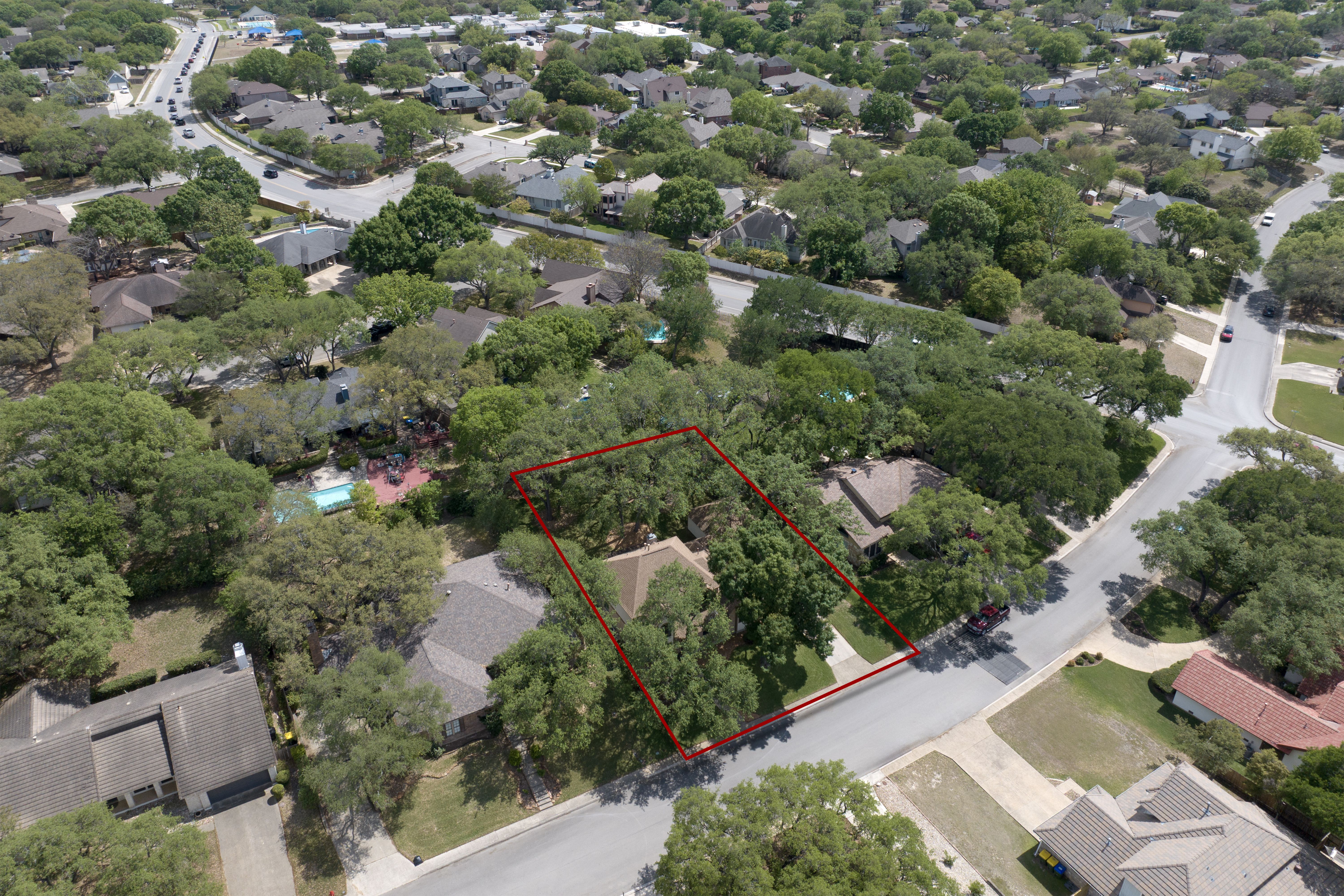  Custom Home with Private Backyard Oasis - 物件實景