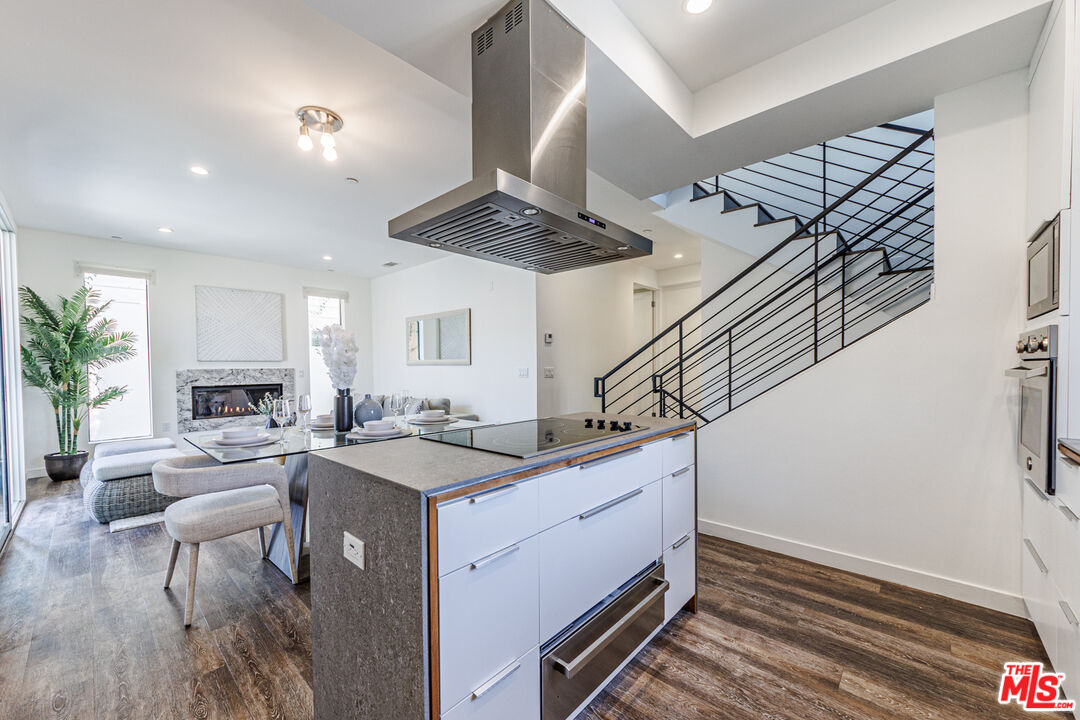 Los Angeles, California, 90025, United States, 9 Bedrooms Bedrooms, ,Residential,For Sale,1940770