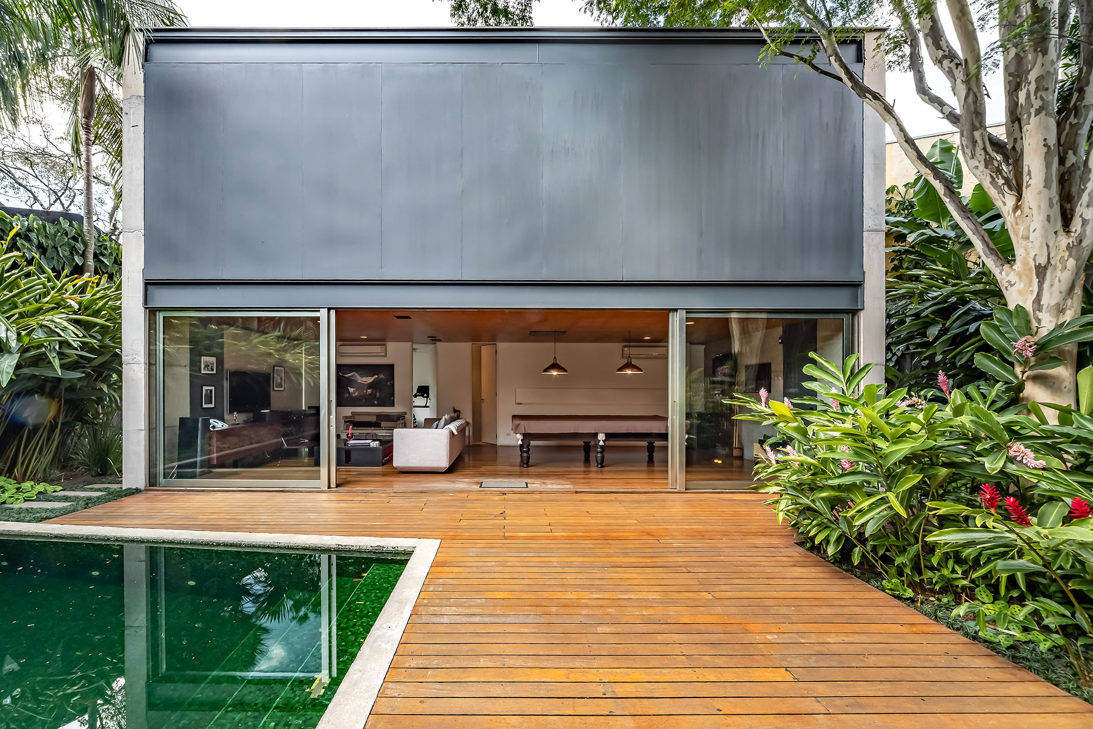  Contemporary home with open layout and outdoor living surrounded by greenery - 物件實景