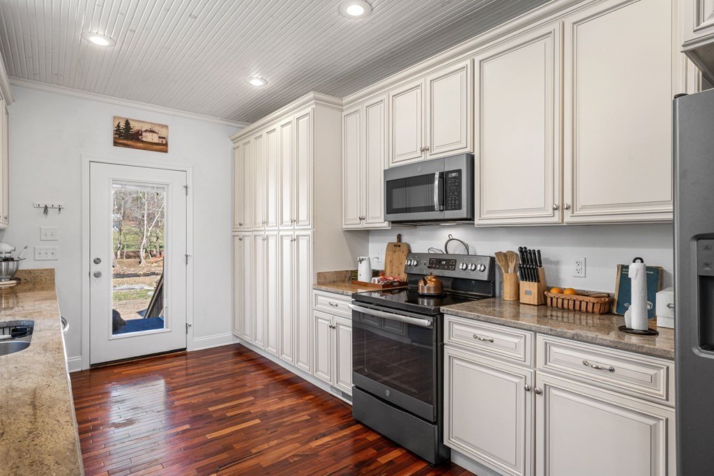 Hayesville, North Carolina, 28904, United States, 3 Bedrooms Bedrooms, ,3 BathroomsBathrooms,Residential,For Sale,2005507