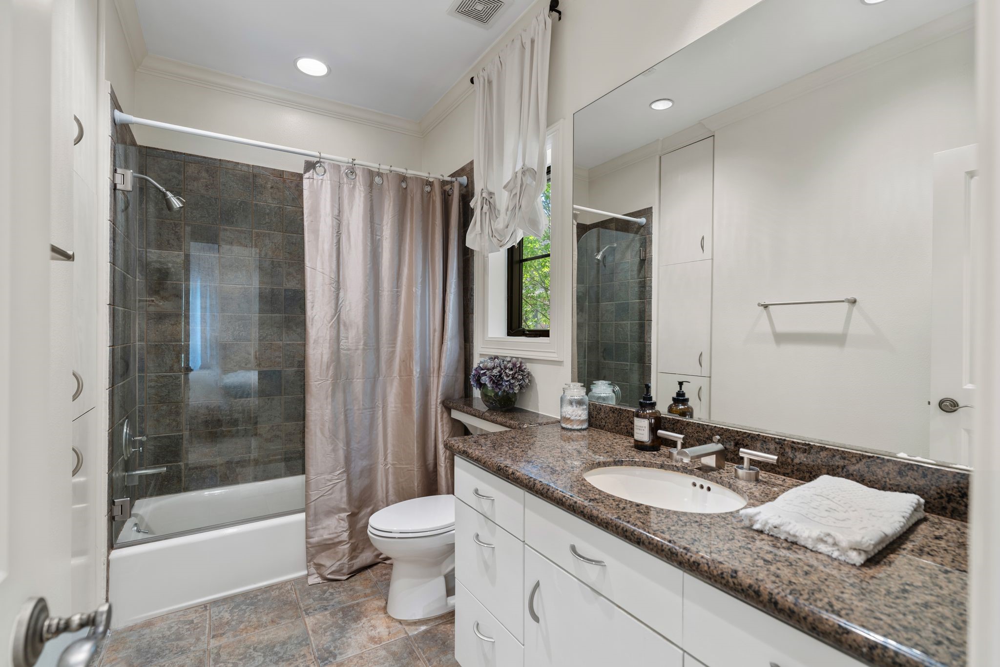  30 Hackberry Lane A - 物件實景