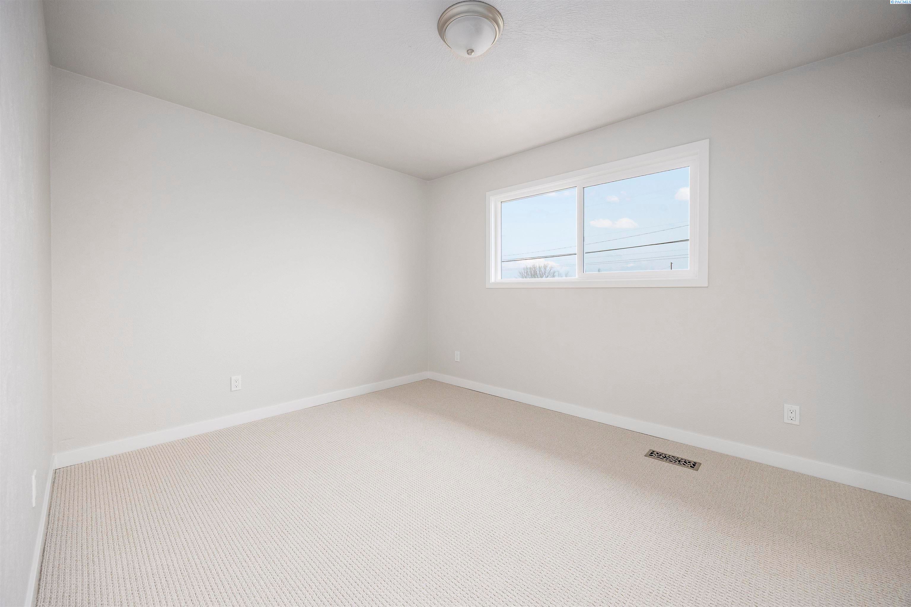 Grandview, Washington, 98930, United States, 4 Bedrooms Bedrooms, ,3 BathroomsBathrooms,Residential,For Sale,2007847