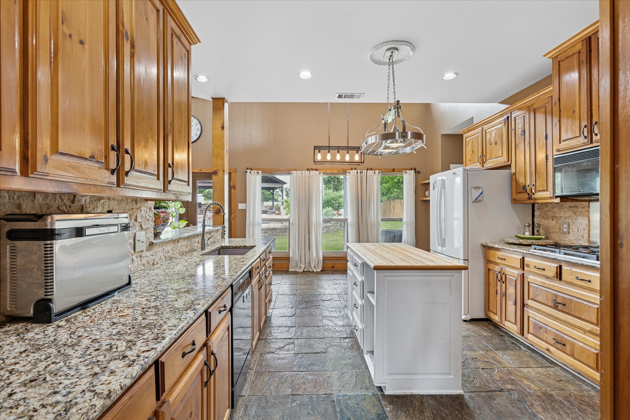 Midlothian, Texas, 76065, United States, 3 Bedrooms Bedrooms, ,4 BathroomsBathrooms,Residential,For Sale,1793428