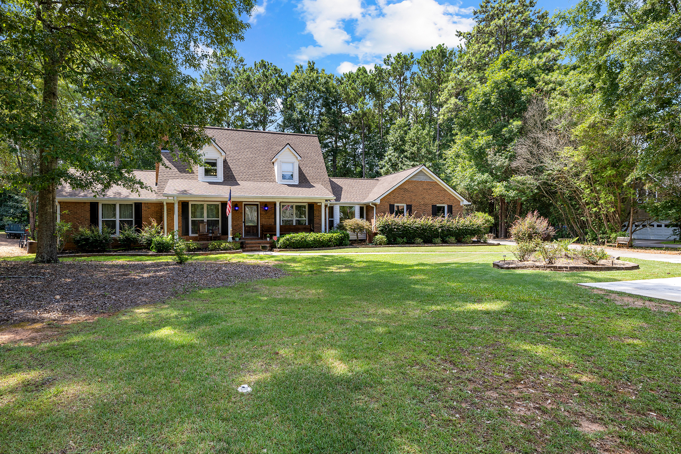  Beautiful Home with Backyard Retreat in Hillandale - 物件實景