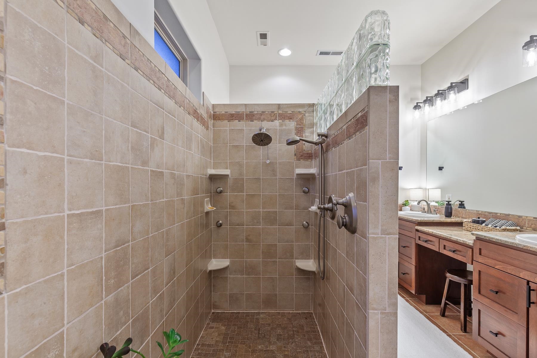 Newman Lake, Washington, 99025, United States, 3 Bedrooms Bedrooms, ,4 BathroomsBathrooms,Residential,For Sale,2028659