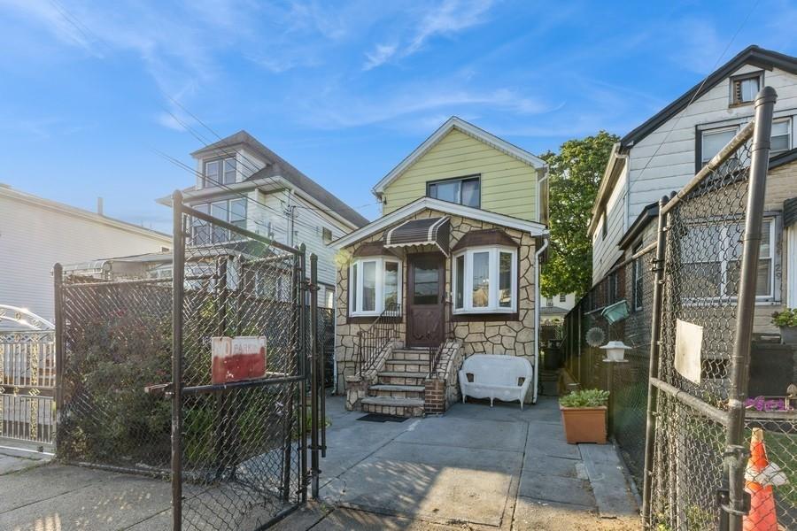 Jamaica, New York, 11433, United States, 3 Bedrooms Bedrooms, ,2 BathroomsBathrooms,Residential,For Sale,1901940