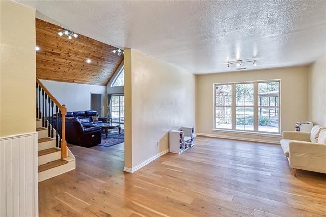 Eufaula, Oklahoma, 74432, United States, 3 Bedrooms Bedrooms, ,3 BathroomsBathrooms,Residential,For Sale,1987326