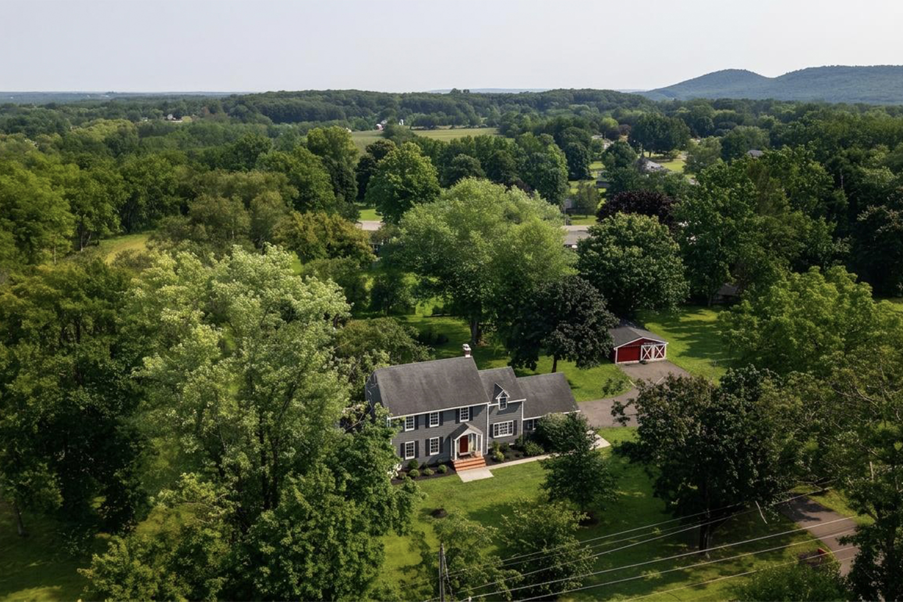  Immaculate Custom Colonial Located on a Traditional Country Setting - 物件實景