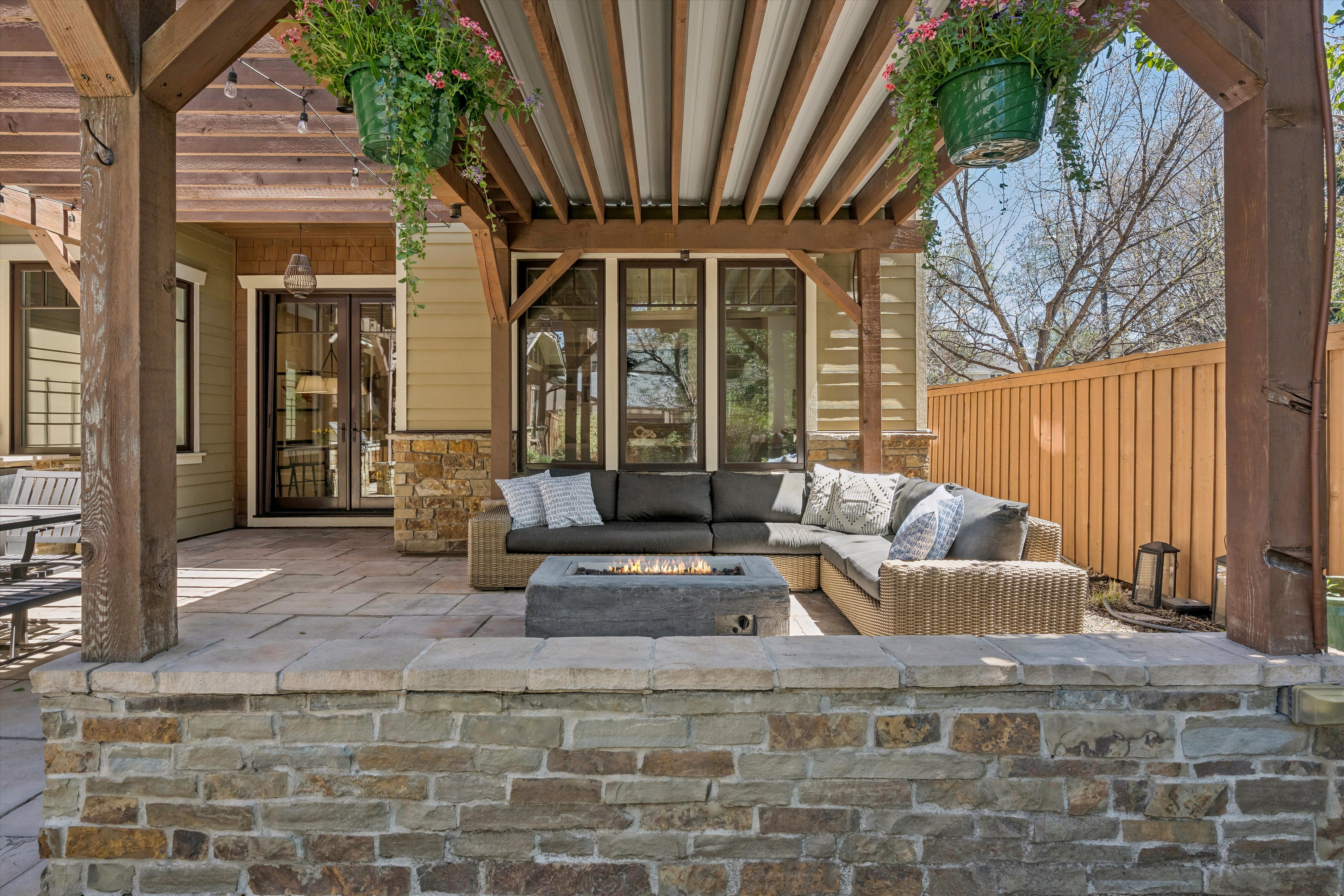  Exceptional residence offers refined living on a quiet, non cut-through street - 物件實景
