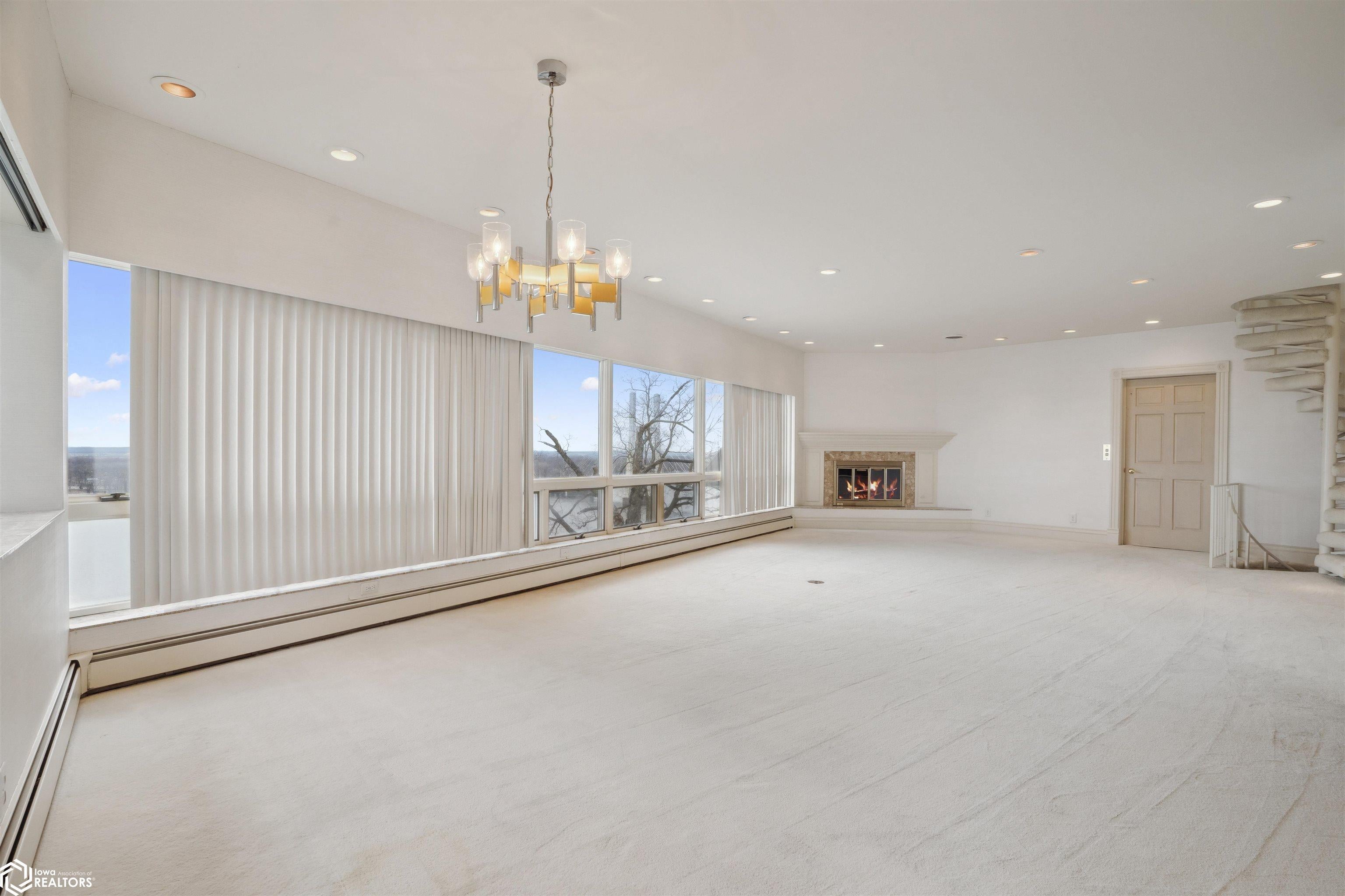 Burlington, Iowa, 52601, United States, 4 Bedrooms Bedrooms, ,3 BathroomsBathrooms,Residential,For Sale,1931272