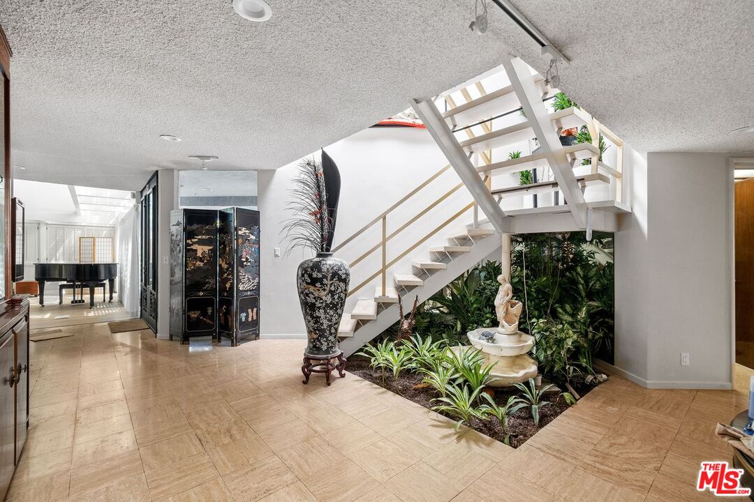 Los Angeles, California, 90056, United States, 5 Bedrooms Bedrooms, ,5 BathroomsBathrooms,Residential,For Sale,1918507