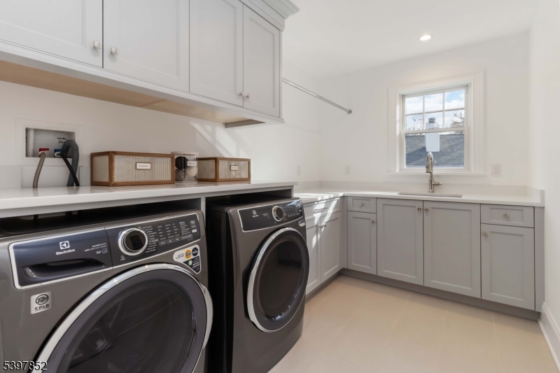 Chatham Twp., New Jersey, 07928, United States, 7 Bedrooms Bedrooms, ,8 BathroomsBathrooms,Residential,For Sale,1995947