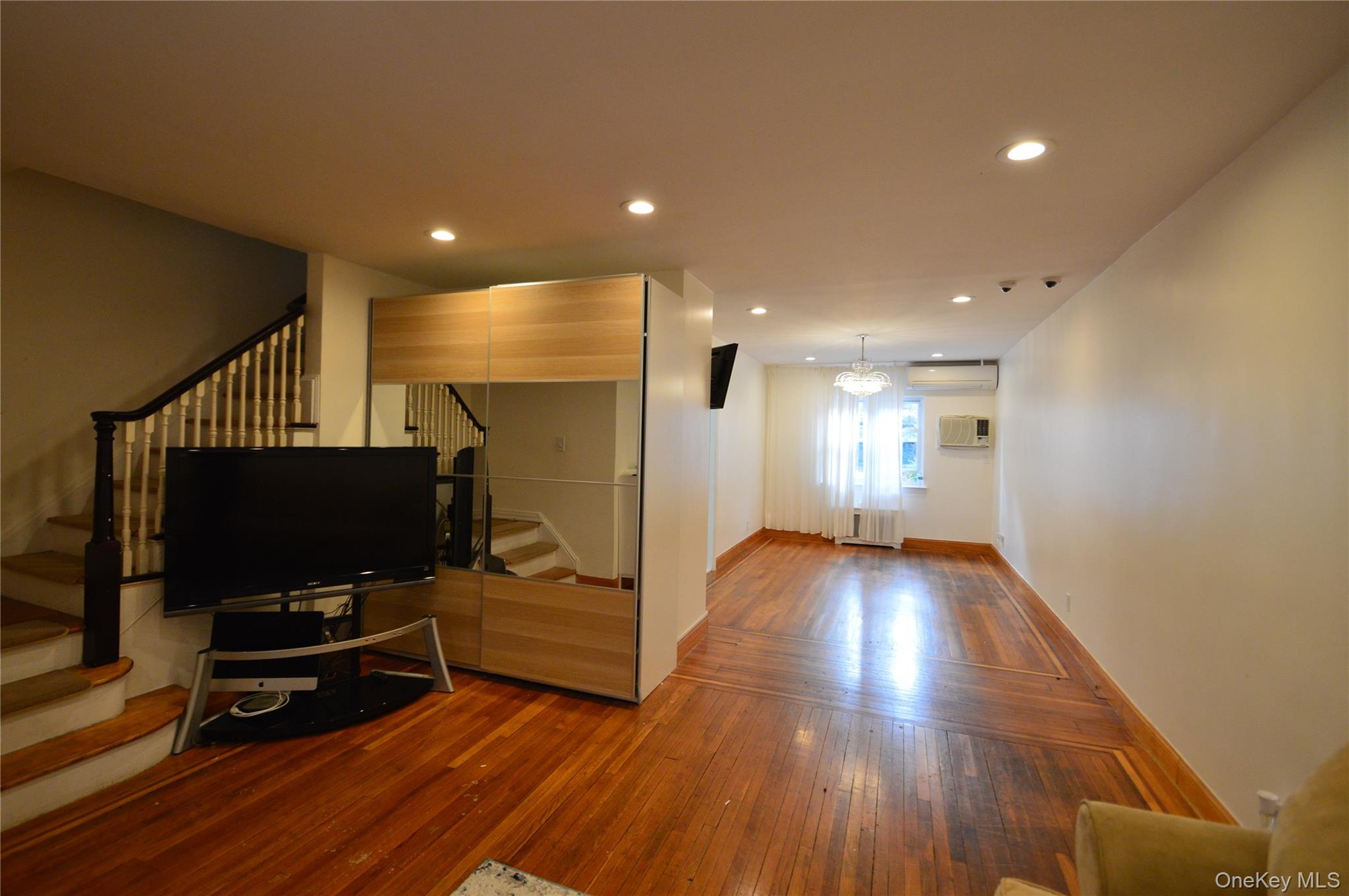 Forest Hills, New York, 11375, United States, 3 Bedrooms Bedrooms, ,3 BathroomsBathrooms,Residential,For Sale,1989645