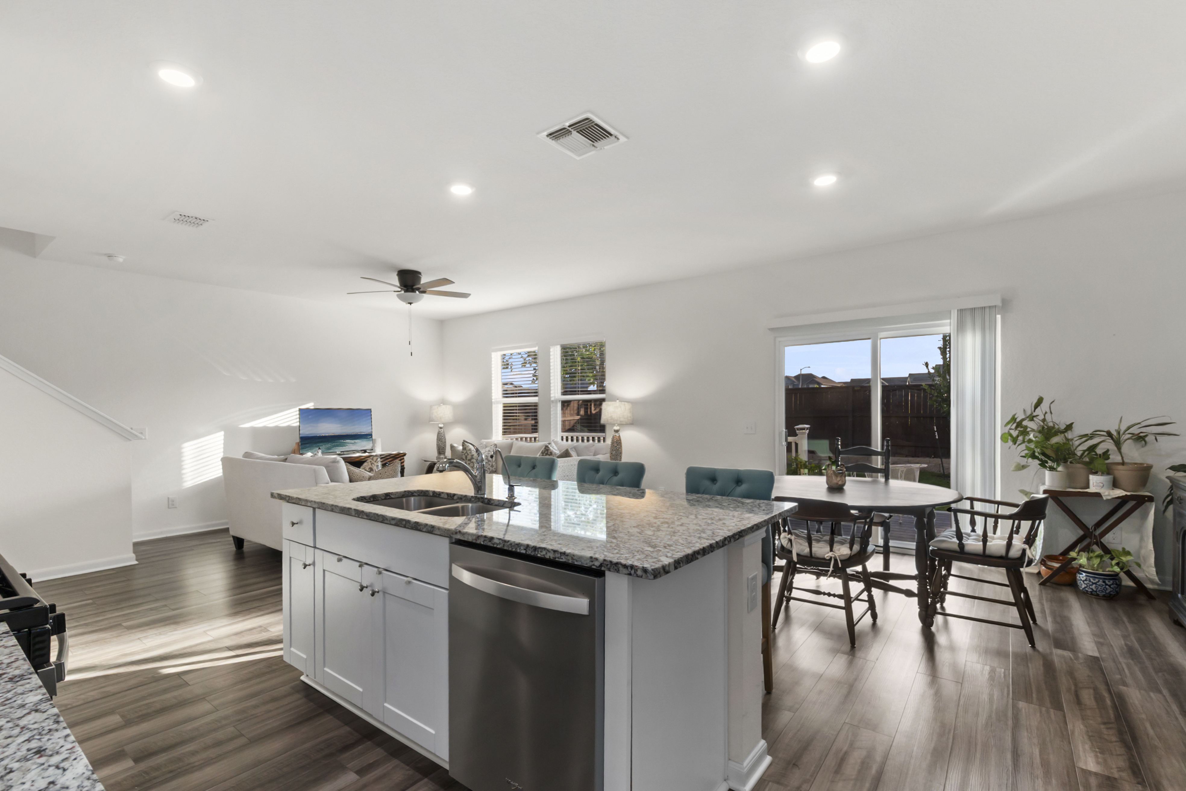  Spacious Living with Modern Upgrades - 物件實景
