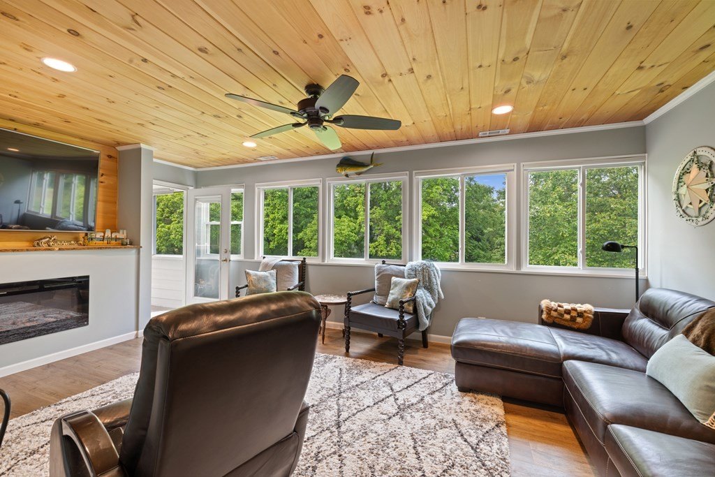 Murphy, North Carolina, 28906, United States, 2 Bedrooms Bedrooms, ,2 BathroomsBathrooms,Residential,For Sale,1923823