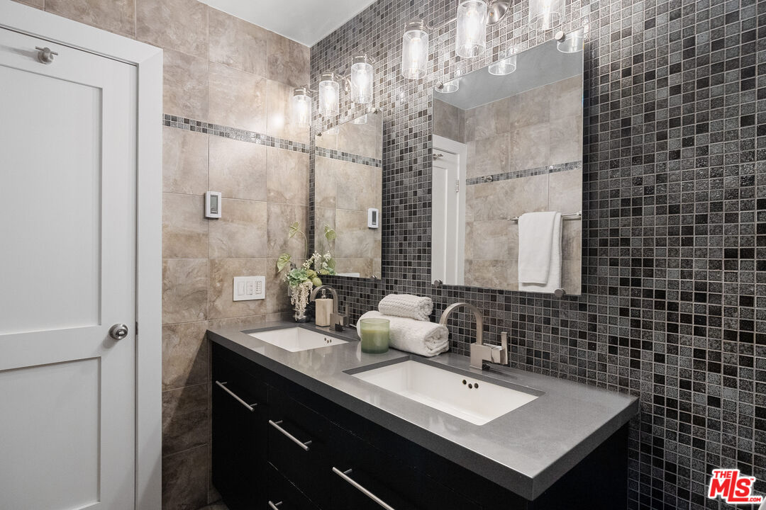West Hollywood, California, 90069, United States, 2 Bedrooms Bedrooms, ,2 BathroomsBathrooms,Residential,For Sale,1786115