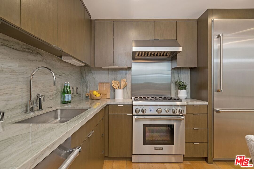 Santa Monica, California, 90401, United States, 2 Bedrooms Bedrooms, ,2 BathroomsBathrooms,Residential,For Sale,2001911