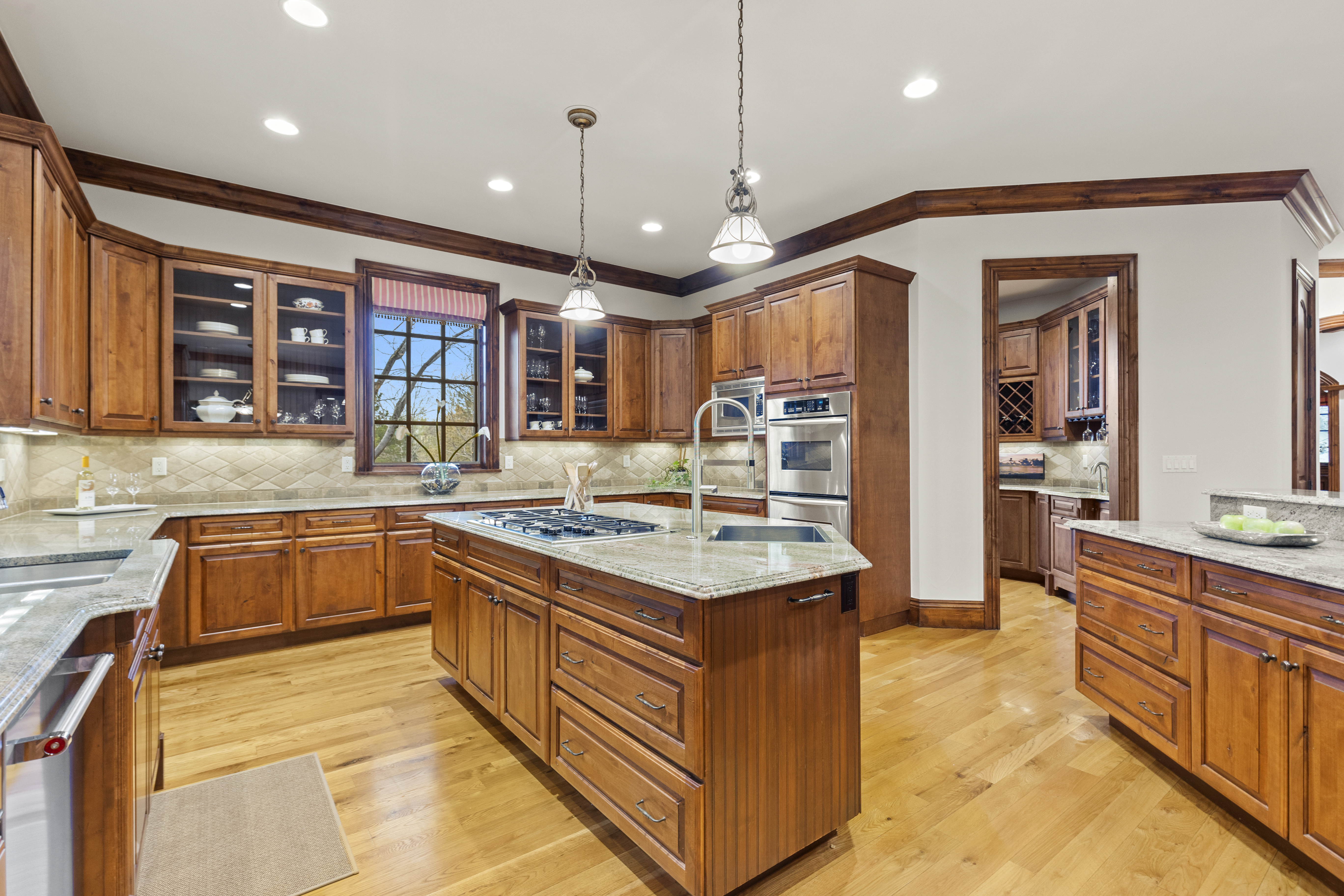  LUXURY LIVING IN LOWRY TIMELESS ENGLISH TUDOR EXPANSIVE LOT ON 6TH AVENUE PKWY - 物件實景