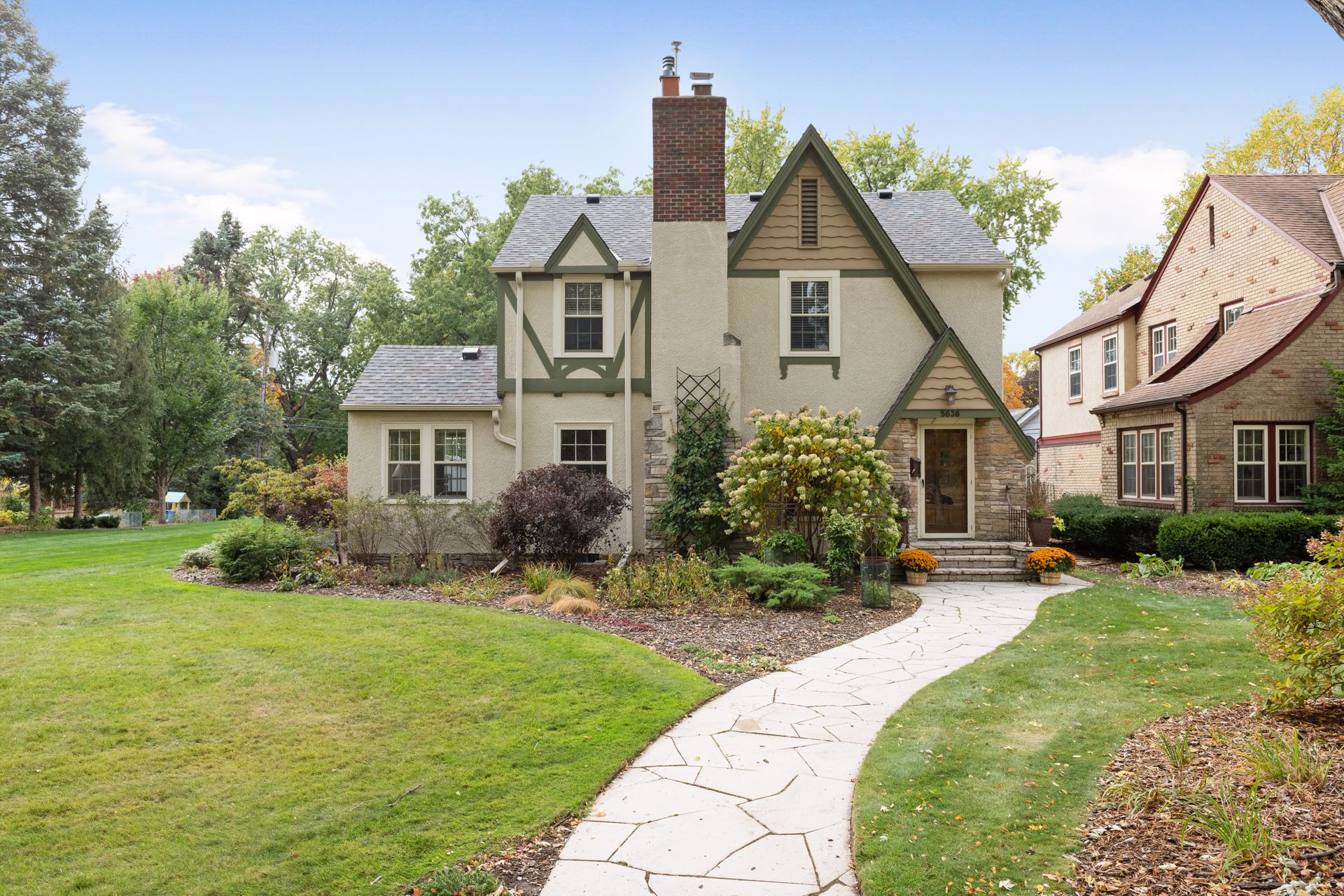  Thoughtfully Updated Tudor on a Rare Oversized Lot - 物件實景