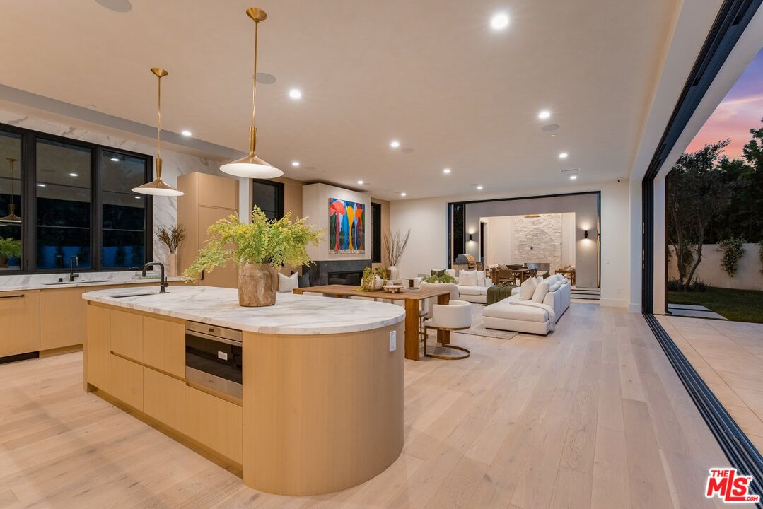 Los Angeles, California, 90049, United States, 5 Bedrooms Bedrooms, ,3 BathroomsBathrooms,Residential,For Sale,1949857