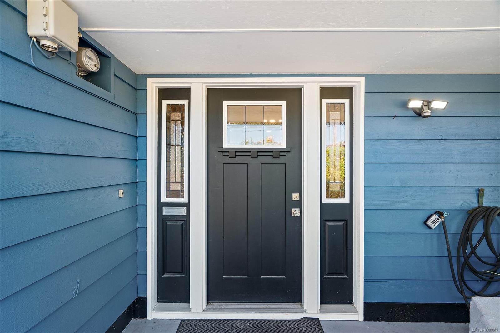 SAANICH, British Columbia, V8N 2E2, CA, 4 Bedrooms Bedrooms, ,Residential,For Sale,1949175