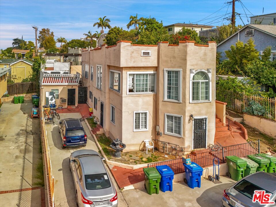 Los Angeles, California, 90019, United States, 6 Bedrooms Bedrooms, ,Residential,For Sale,1987981